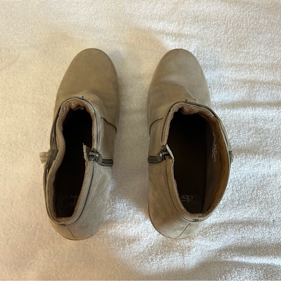 Dansko Women's Markie style leather Bootie with cute tassel detail - Picture 5 of 10